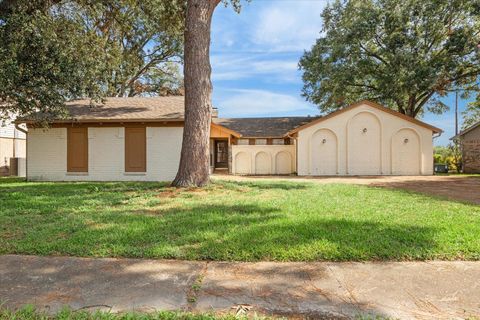 Photo of 5423 Bent Bough Lane, Houston, TX 77088 (MLS # 11200593)
