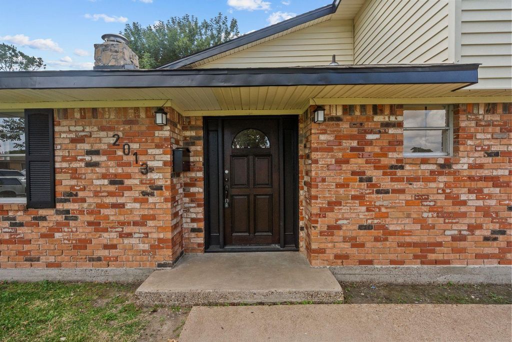 Photo of 2013 17th Avenue N, Texas City, TX 77590 (MLS # 37233589)