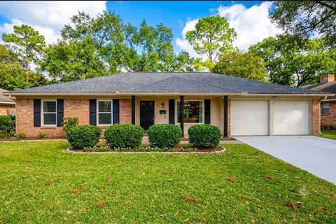 Photo of 124 Dogwood Street, Sugar Land, TX 77478 (MLS # 70617810)