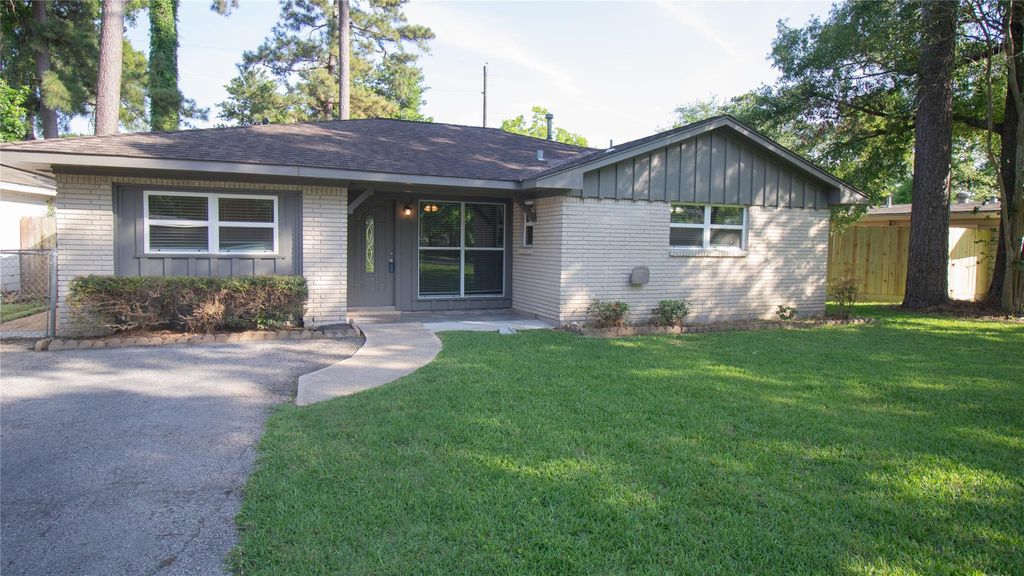 Photo of 322 Broad Ripple Drive, Houston, TX 77336 (MLS # 76303104)