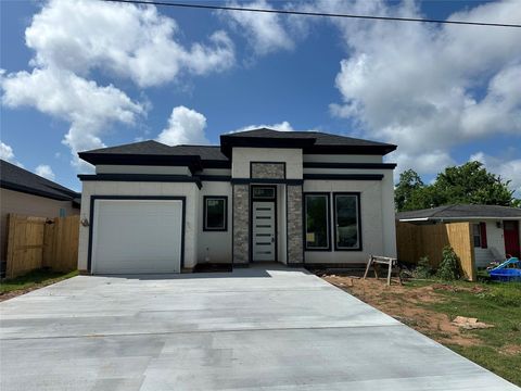 Photo of 805 Lewis Street, Clute, TX 77531 (MLS # 31707252)