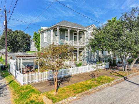 Photo of 509 16th Street, Galveston, TX 77550 (MLS # 72607542)
