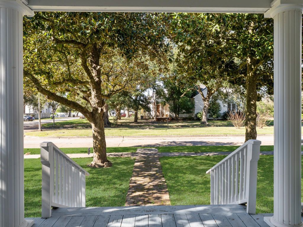Photo of 2421 Avenue G, Bay City, TX 77414 (MLS # 41094009)