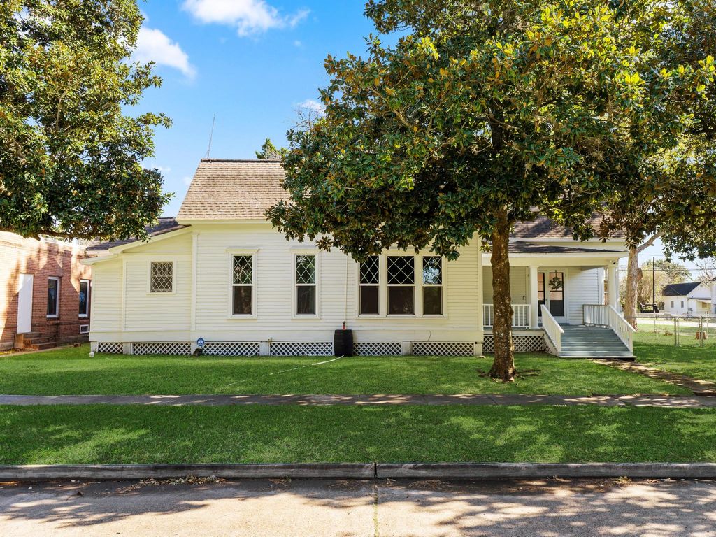 Photo of 2421 Avenue G, Bay City, TX 77414 (MLS # 41094009)