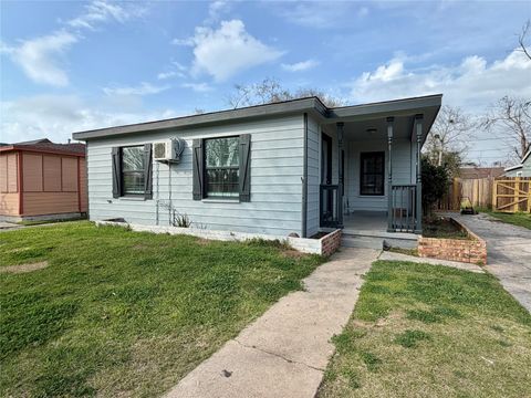 Photo of 1214 W 5th Street, Freeport, TX 77541 (MLS # 37544410)