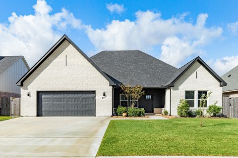 Photo of 2 Greystone Court, Angleton, TX 77515 (MLS # 96537243)