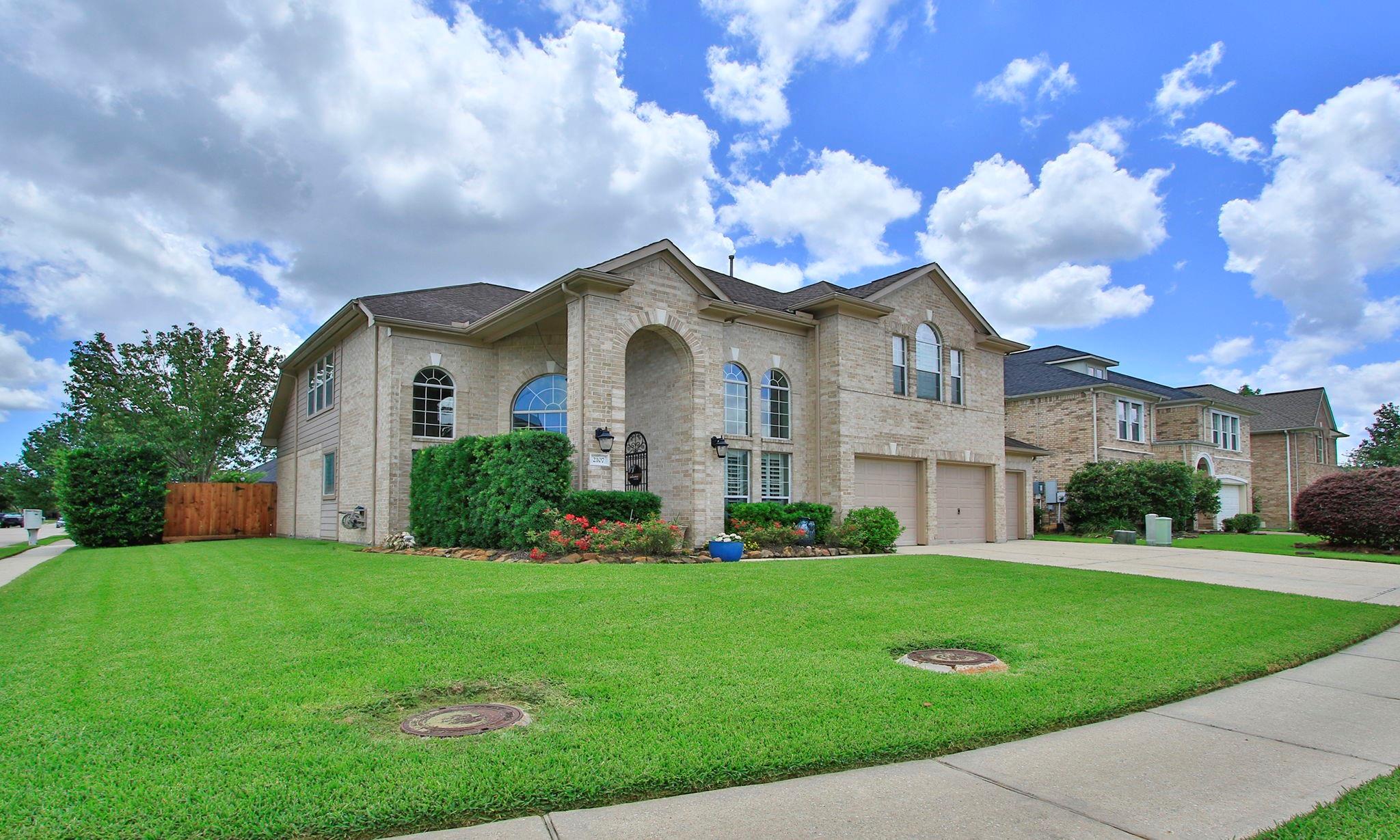 2107 N Silverthorn