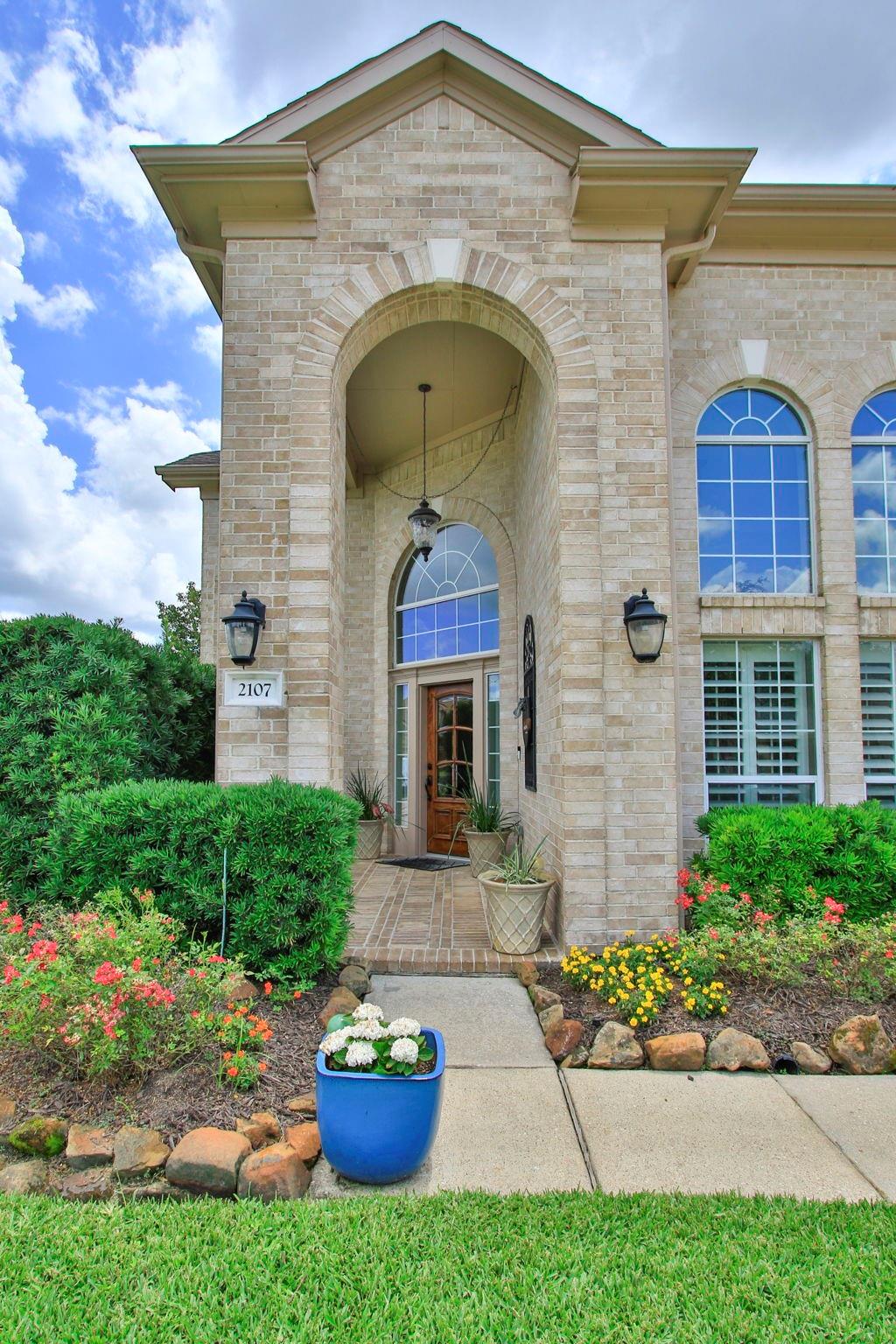 2107 N Silverthorn