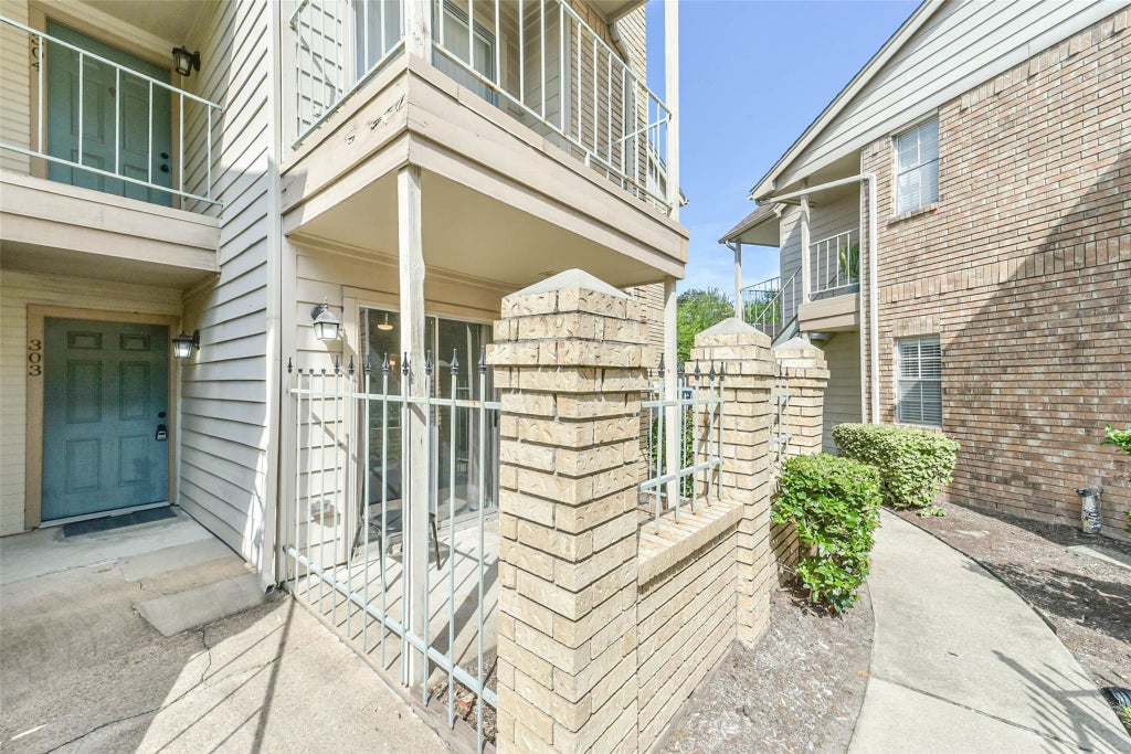 Photo of 12550 Whittington Drive #303, Houston, TX 77077 (MLS # 18296502)