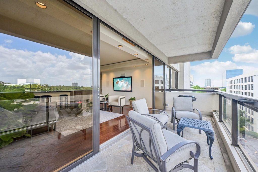 Photo of 49 Briar Hollow Lane #702, Houston, TX 77027 (MLS # 14968392)