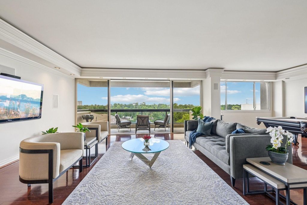 Photo of 49 Briar Hollow Lane #702, Houston, TX 77027 (MLS # 14968392)