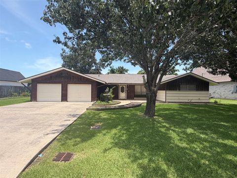 Photo of 2134 5th Street, Port Neches, TX 77651 (MLS # 26178023)