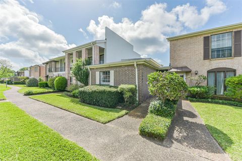 Photo of 1307 Town Circle #4, Baytown, TX 77520 (MLS # 28701349)