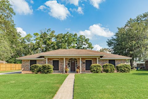 Photo of 119 Redbud Street, Lake Jackson, TX 77566 (MLS # 97240900)