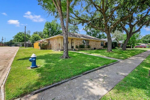 Photo of 4923 Saxon Drive, Houston, TX 77092 (MLS # 43431967)
