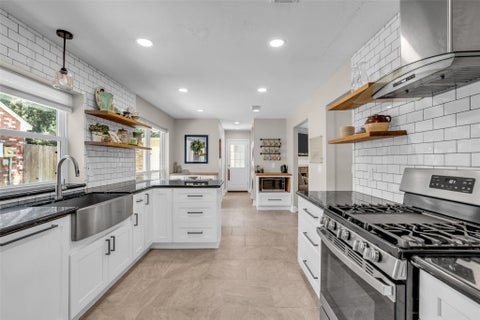 Photo of 2 Tall Sky Place, The Woodlands, TX 77381 (MLS # 10571666)