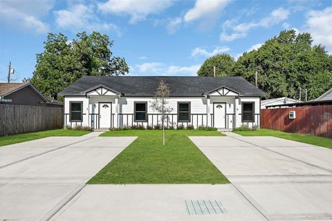 Photo of 12009 Meadowgreen Street #A, Houston, TX 77076 (MLS # 93136760)