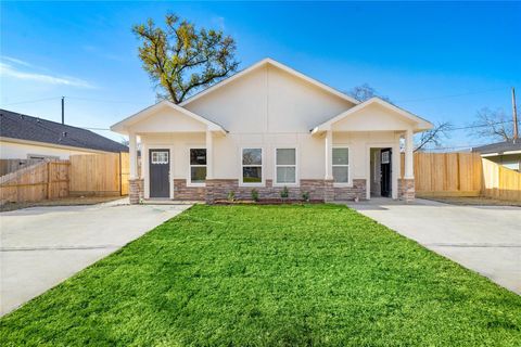 Photo of 5618 Ridgeway Drive #B, Houston, TX 77033 (MLS # 77226119)