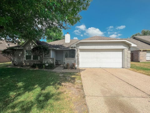 Photo of 347 Elder Vista Drive, Houston, TX 77598 (MLS # 32230076)