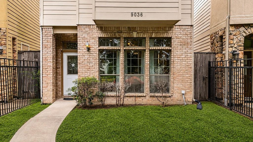 Photo of 9036 Lakes At 610 Drive, Houston, TX 77054 (MLS # 70983586)