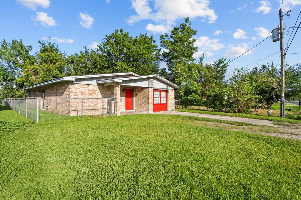 Photo of 206 S Texas Street, Texas City, TX 77591 (MLS # 80793059)