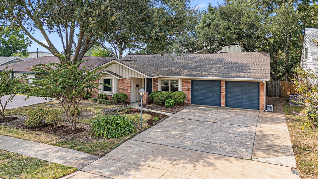 Photo of 1335 Spillers Lane, Houston, TX 77043 (MLS # 75627559)