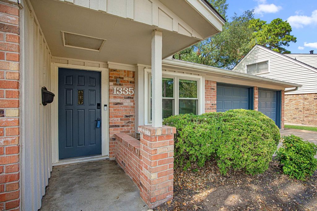 Photo of 1335 Spillers Lane, Houston, TX 77043 (MLS # 75627559)