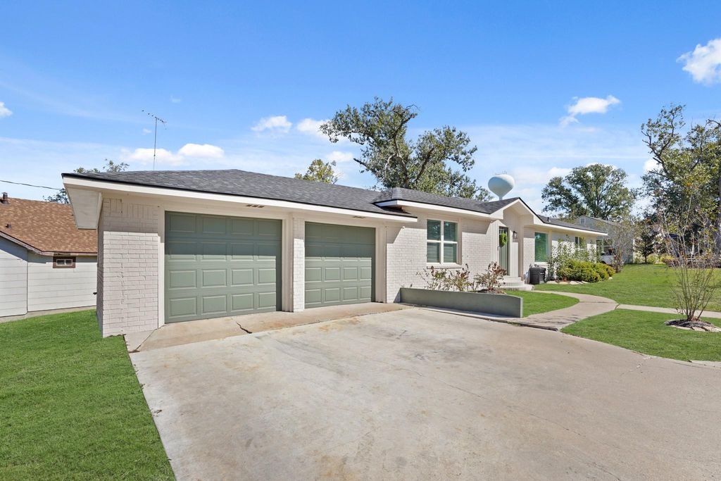 Photo of 712 E Kuehn Street, Bellville, TX 77418 (MLS # 10418632)