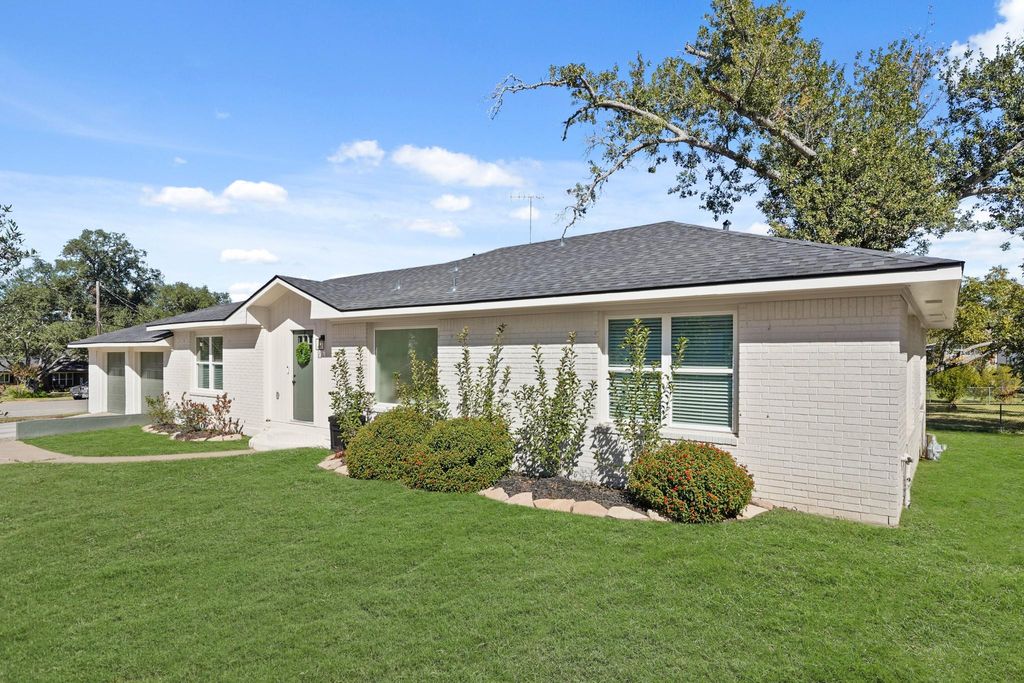 Photo of 712 E Kuehn Street, Bellville, TX 77418 (MLS # 10418632)