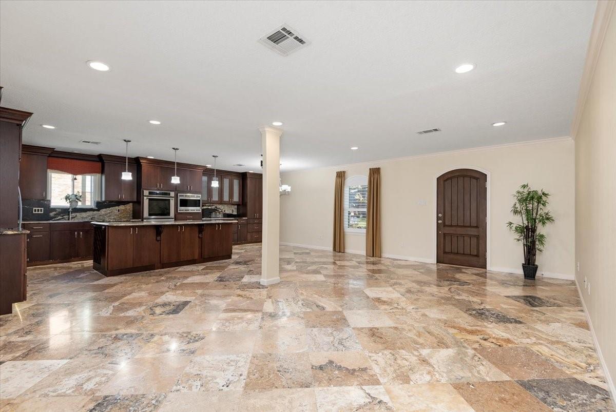 2214 Lakeville Drive