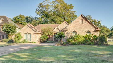Photo of 102 River Oaks Drive, Lake Jackson, TX 77566 (MLS # 22797008)