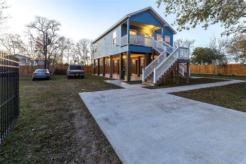 Homes For Sale - 1126 3 Ks St<br/> Galveston County, San Leon, TX 77539