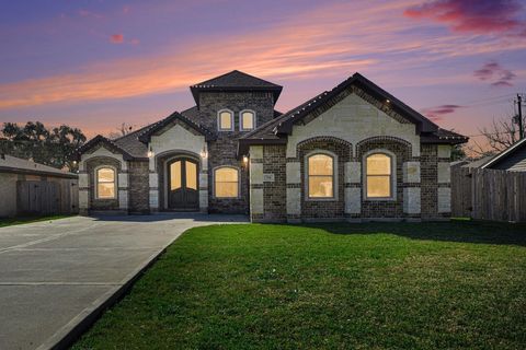 Photo of 714 S Kansas Street, La Porte, TX 77571 (MLS # 41570898)