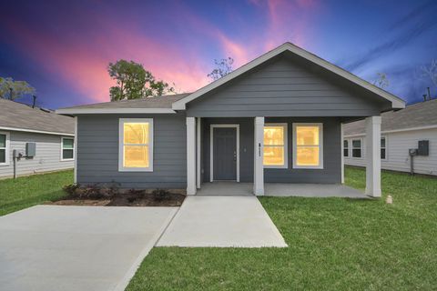 Photo of 811 Jefferson Ave, Cleveland, TX 77327 (MLS # 55593814)