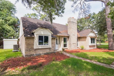 Photo of 3820 Evergreen Drive, Dickinson, TX 77539 (MLS # 43285757) Photo of 3820 Evergreen Drive, Dickinson, TX 77539 (MLS # 43285757)