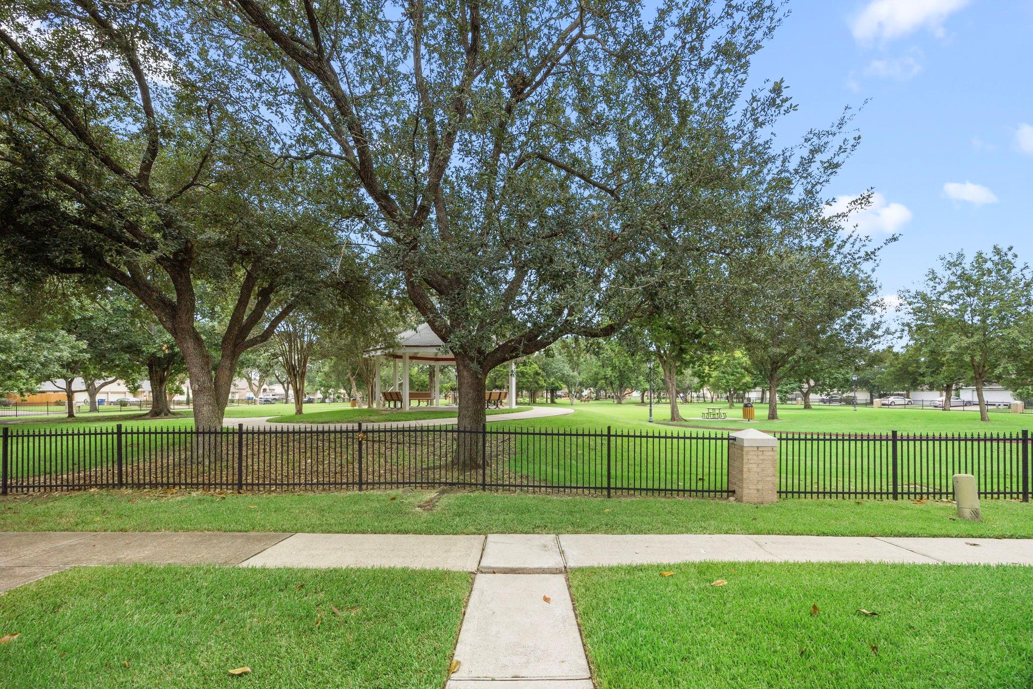 607 Travis Street 5