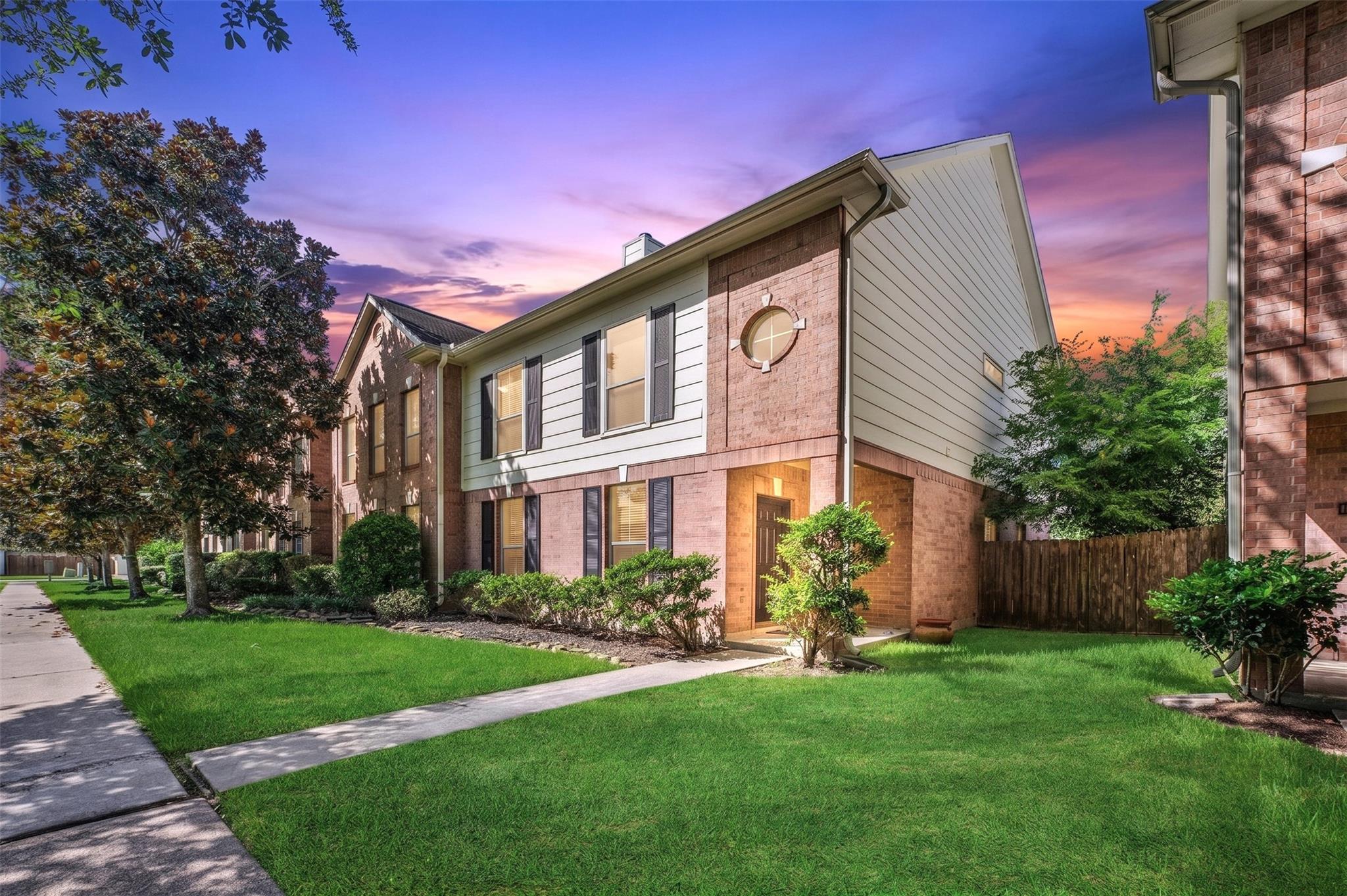 607 Travis Street 5