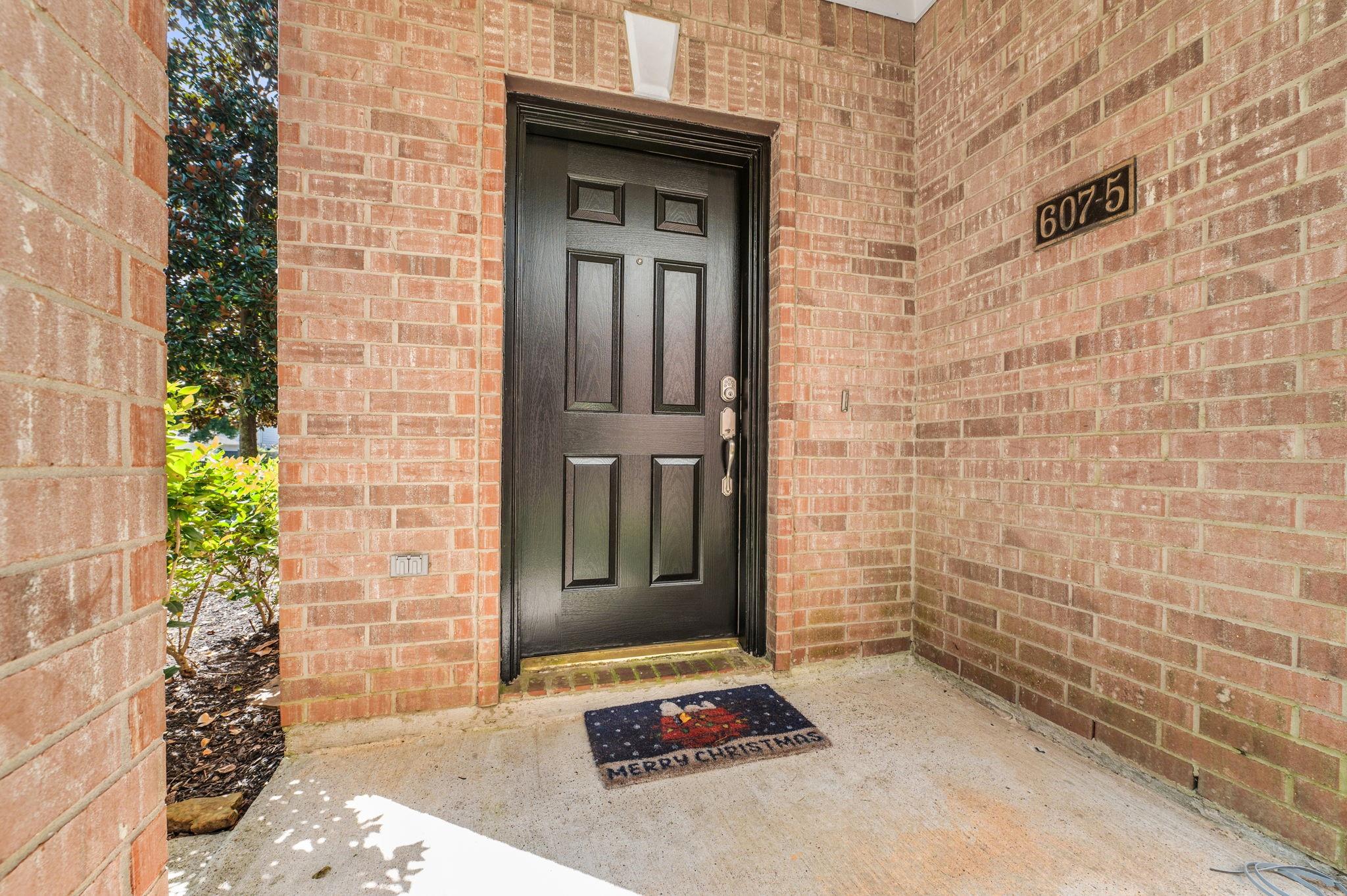 607 Travis Street 5