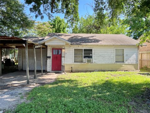 Photo of 421 Benbrook Drive, Houston, TX 77076 (MLS # 48612138)