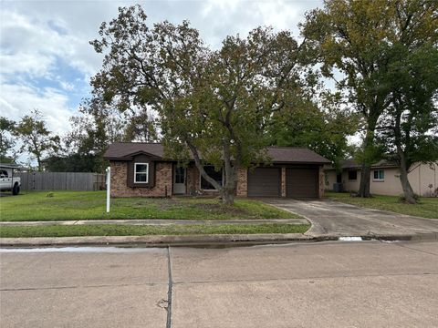 Photo of 136 Talisman Street, Lake Jackson, TX 77566 (MLS # 35904456)