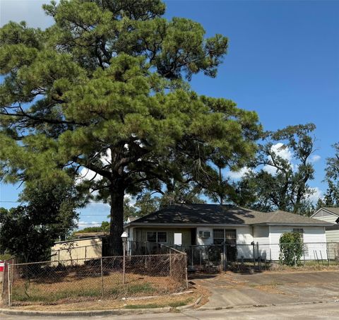 Photo of 15601 Woodforest Boulevard, Channelview, TX 77530 (MLS # 71794278) Photo of 15601 Woodforest Boulevard, Channelview, TX 77530 (MLS # 71794278)