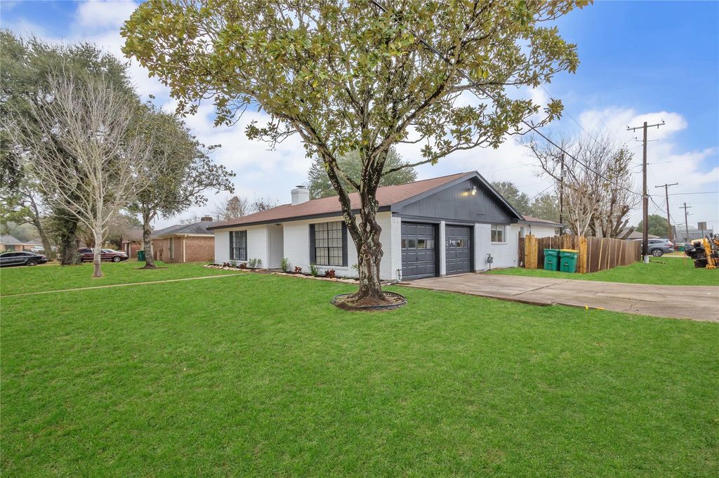 Photo of 1 S Heights Street, La Marque, TX 77568 (MLS # 98167890)