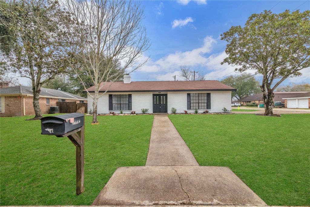 Photo of 1 S Heights Street, La Marque, TX 77568 (MLS # 98167890)