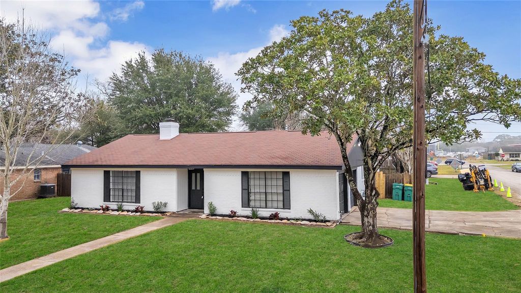 Photo of 1 S Heights Street, La Marque, TX 77568 (MLS # 98167890)