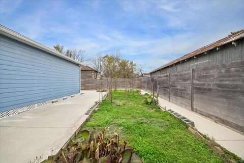 Tiny photo for 2219 Mckee Street, Houston, TX 77009 (MLS # 27091092)