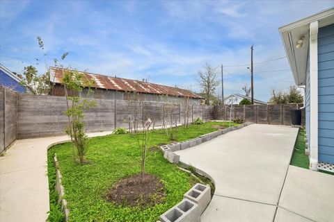 Tiny photo for 2219 Mckee Street, Houston, TX 77009 (MLS # 27091092)