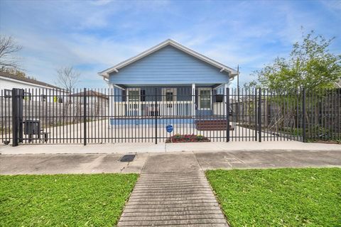 Tiny photo for 2219 Mckee Street, Houston, TX 77009 (MLS # 27091092)