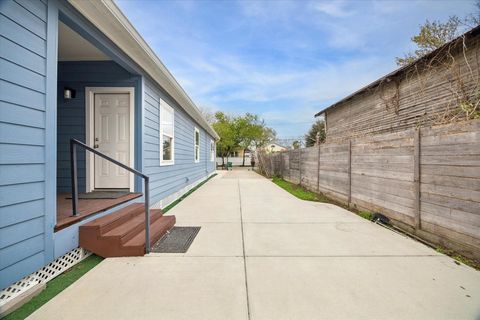 Tiny photo for 2219 Mckee Street, Houston, TX 77009 (MLS # 27091092)