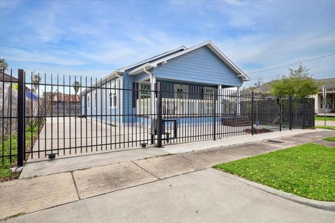 Tiny photo for 2219 Mckee Street, Houston, TX 77009 (MLS # 27091092)