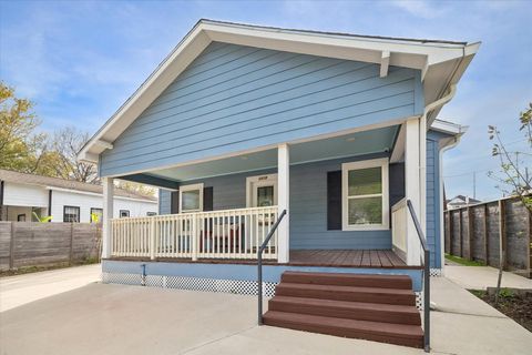 Tiny photo for 2219 Mckee Street, Houston, TX 77009 (MLS # 27091092)